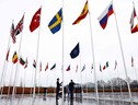Issata la bandiera svedese al quartier generale della Nato (ANSA)