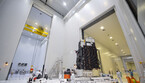 Il satellite MTG-I1 durante lo spostamento nella struttura apposita per il caricamento del carburante, alla base di lancio europea di Kourou nella Guyana Francese (Fonte: ESA/CNES/Arianespace) (ANSA)