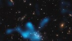 In azzurro la ricostruzione del gas che avvolge l'ammasso di galassie in formazione intorno alla galassia Spiderweb (fonte: ESO/Di Mascolo et al.; HST: H. Ford) (ANSA)
