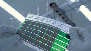 Realizzata al Mit una cella solare sottile come un foglio (fonte: Massachusetts Institute of Technology) (ANSA)