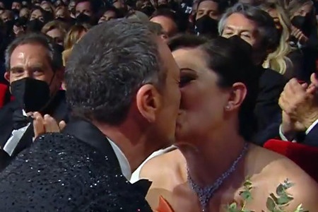 Sanremo: Amadeus bacia la moglie