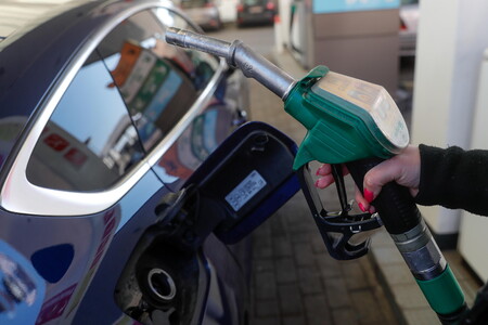 Italia e altri 4 paesi, stop auto a benzina slitti al 2040