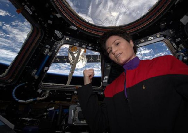 Samantha Cristoforetti sulla Iss con la tuta di Star Trek (fonte: ESA/NASA) © ANSA