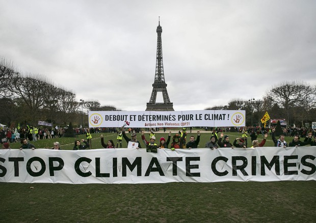 Una manifestazione sul clima a Parigi (foto d'archivio) © EPA