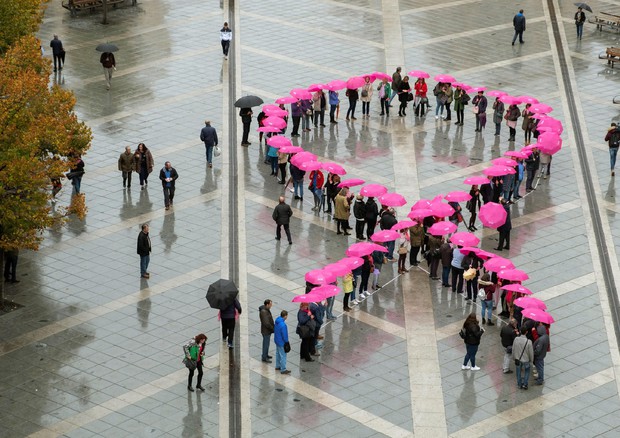 il fiocco rosa simbolo del tumore al seno © EPA