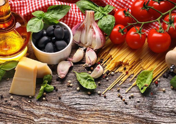 Dieta mediterranea, meno benefici se si includono cibi poco sani © ANSA