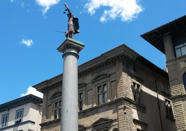 Colonna giustizia piazza Santa Trinita a Firenze Palazzo Salimbeni © ANSA
