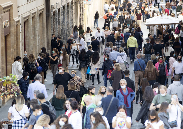 Roma, persone indossano delle mascherine per evitare il contagio © ANSA