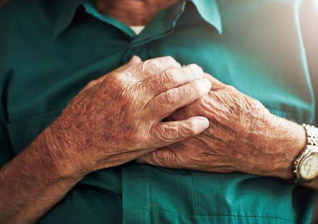 Paradosso anziani, invecchiando si dimezzano cure per cuore © Ansa