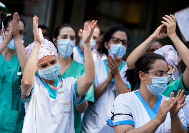 Infermieri e personale medico © AFP