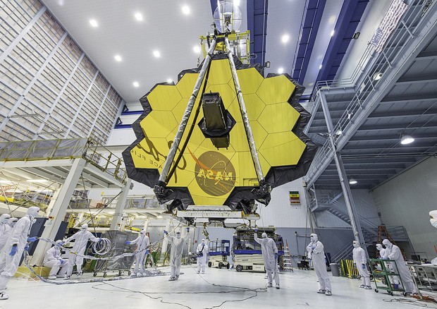 Il telescopio spaziale James Webb in fase di assemblaggio (fonte: NASA)  © Ansa