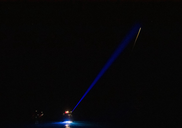 La traccia bianca in alto a destra è una scia di plasma lasciata dalla capsula Crew Dragon 2 durante il rientro, fotografata dalla zona dell'ammaraggio, nel Golfo del Messico (fonte: NASA/Aubrey Gemignani) © Ansa