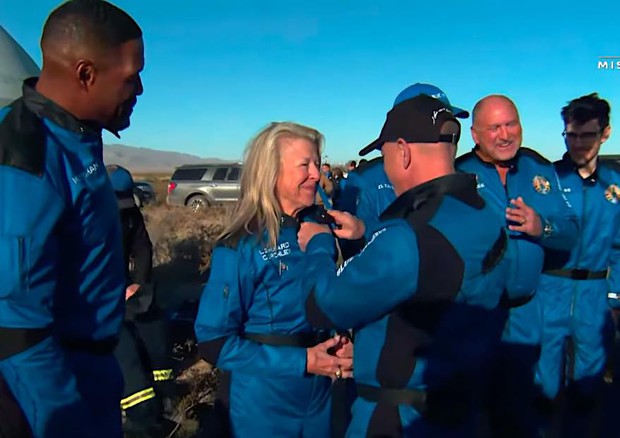 Jeff Bezos con l'equipaggio della New Shepard (fonte: Blue Origin) © Ansa