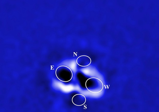 Le due coppie di cavità nell'ammasso di galassie RBS 797 osservato ai raggi X (fonte: NASA/CXC/Università di Bologna/F.Ubertosi) © Ansa