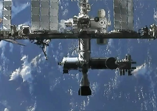 La Stazione Spaziale vista dalla cargo Dragon in avvicinamento (fonte NASA TV) © Ansa