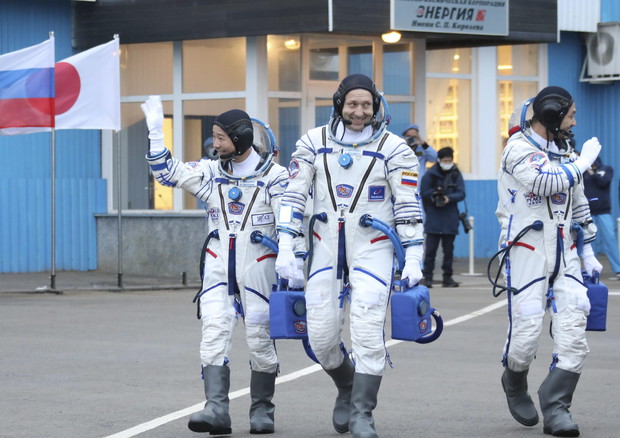 A bordo della Souyz Yusaku Maezawa e Yozo Hirano prima del lancio © EPA