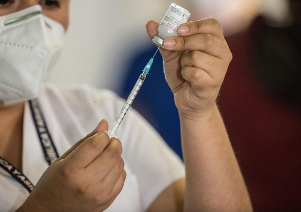 Un'infermiera prepara un vaccino © EPA