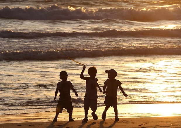 Bambini davanti alle acque dell'Oceano Indiano © EPA
