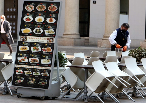 I locali si preparano alle aperture con i tavoli all'aperto © ANSA