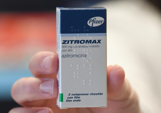 Una farmacista tiene in mano l'ultima confezione disponibile dell'antibiotico © ANSA
