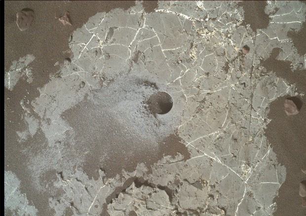 Il carbonio 12 è stato trovato nei campioni di roccia prelevati nel cratere Gale da Curiosity (fonte: NASA/Caltech-JPL/MSSS) © Ansa