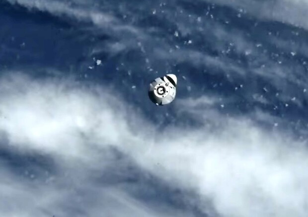La capsula Dragon della SpaceX durante il suo viaggio verso la Iss (Fonte: NASA TV) © Ansa