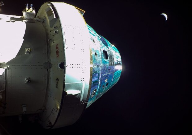 La capsula Orion in viaggio verso la Terra, sullo sfondo (fonte: NASA) © Ansa