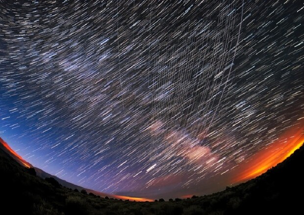 La strie verticali al centro dell'immagine sono le tracce dei satelliti Starlink, che ttraversano quelle lasciate dalle stelle, nel cielo del New Mexico (fonte: M. Lewinsky, CC BY 2.0) © Ansa