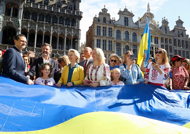 A Bruxelles bandiera ucraina di 30 metri sulla Grand Place © AFP