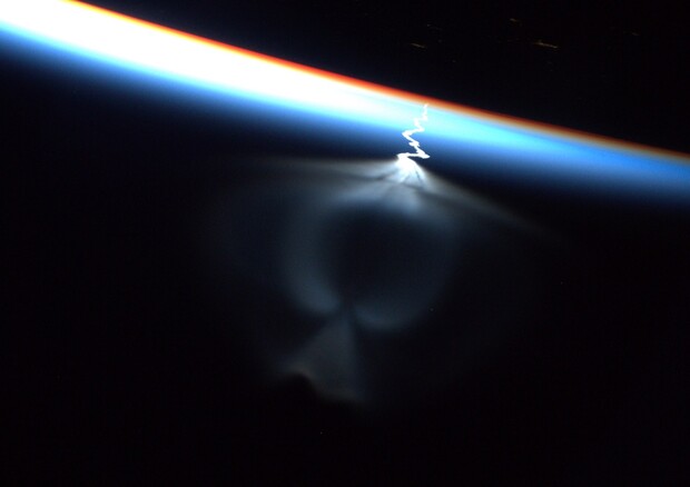 Il lancio della Soyuz MS22 fotografato dalla Stazione Spaziale, da Samantha Cristoforetti (fonte: Crisroforetti, ESA, NASA) © Ansa