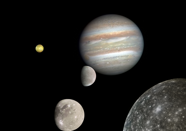 Giove con alcune delle sue numerose lune (fonte: CactiStaccingCrane da Wikipedia) © Ansa