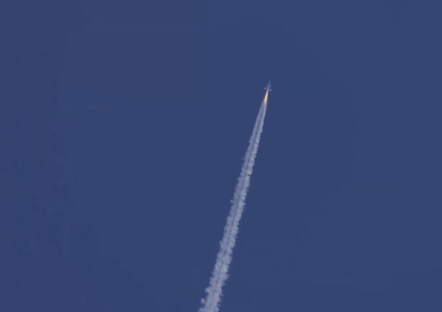 La navetta Vss Unity della Virgin Galactic poco dopo il rilascio da parte dell'aereo madre Vms Eve (fonte: NSF) © Ansa