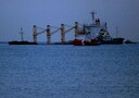 Nave bloccata a Gibilterra, riapertura parziale del porto