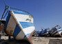 Migranti, al via la rimozione dei barconi da Lampedusa