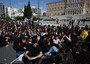 Grecia: studenti protestano davanti alla sede di Hellenic Train