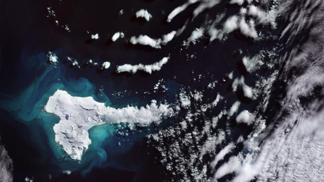 L 'isola dell 'Elefante, al largo dell 'Antartide, forografata dal satellite Sentonel-2 del programma europeo Copernicus (fonte: modified Copernicus Sentinel data (2023), processed by ESA, CC BY-SA 3.0 IGO) - RIPRODUZIONE RISERVATA