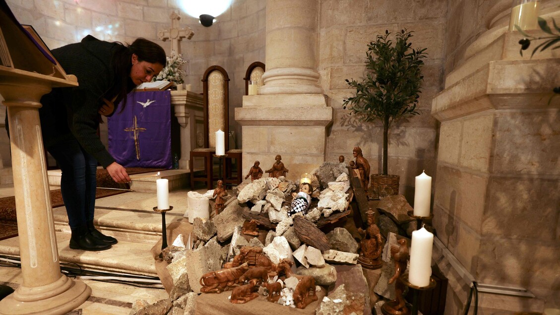 Nel presepe di Gerusalemme solo macerie e il Bambino Gesù © ANSA/AFP
