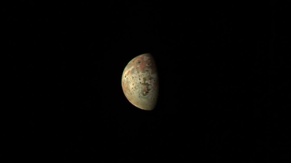 Io, una delle lune di Giove, ripresa dalla camera della sonda Juno, JunoCam, nel passaggio ravvicinato del primo marzo 2023 (fonte: immagine di NASA/JPL-Caltech/SwRI/MSSS, processata da Kevin M. Gill - CC BY) - RIPRODUZIONE RISERVATA