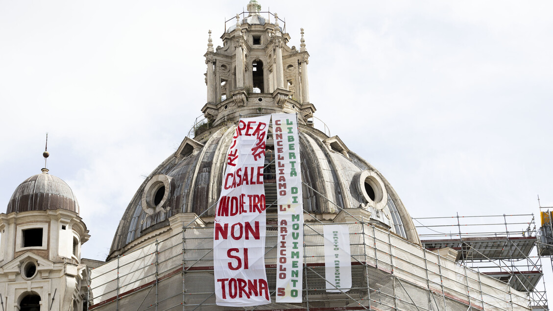 Blitz a piazza Venezia,attivisti della casa su cupola chiesa ...