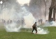 Bruxelles, proteste contro restrizioni anti-Covid: scontri con la polizia e assalto a sedi Ue (ANSA)