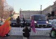 Torino, Extinction Rebellion in strada a piazza Castello, la polizia li porta via di peso (ANSA)