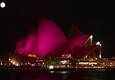 La Sydney Opera House si illumina di rosa per rendere omaggio a Olivia Newton-John (ANSA)