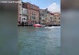 Venezia, sci d'acqua 'a motore' in Canal Grande: il video e' virale (ANSA)