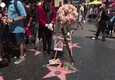 I fan rendono omaggio a Olivia Newton-John sulla Hollywood Walk of Fame (ANSA)