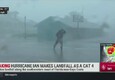 Investito dall'uragano Ian, giornalista si aggrappa a un cartello stradale (ANSA)