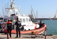 Migranti, a Pozzallo i sopravvissuti del naufragio davanti alla Libia (ANSA)
