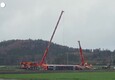 Incidente ferroviario in Svizzera, gru al lavoro per lo sgombero dei treni deragliati (ANSA)