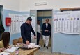 Comunali, il voto del candidato Maurizio Caserta a Catania (ANSA)