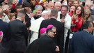 Bagno di folla per il papa al Divino Amore (ANSA)