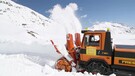 Giro d'Italia, a Campo Imperatore turbine al lavoro per rimuovere la neve (ANSA)